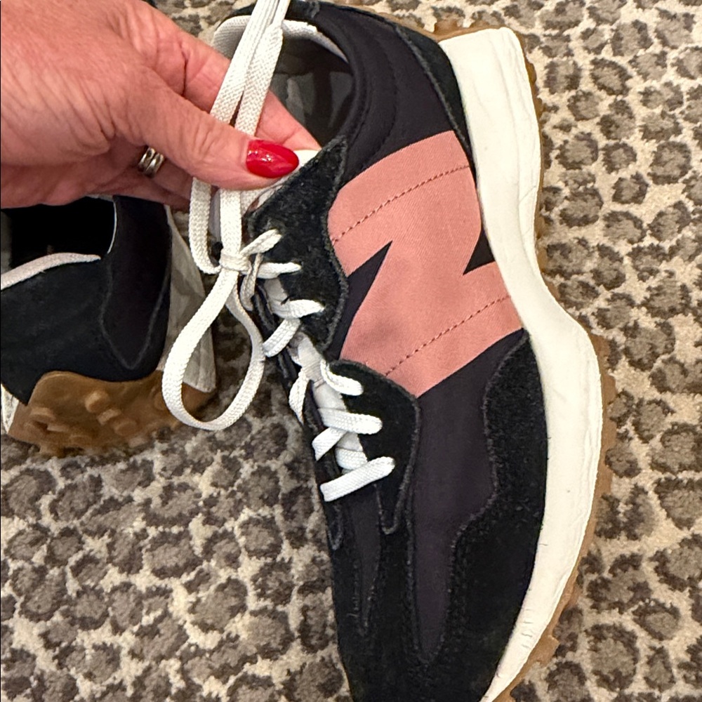 New Balance 327 women’s size 9. Black w/pink logo. Comfortable & FUN… L🩷🩷K! - Picture 8 of 15